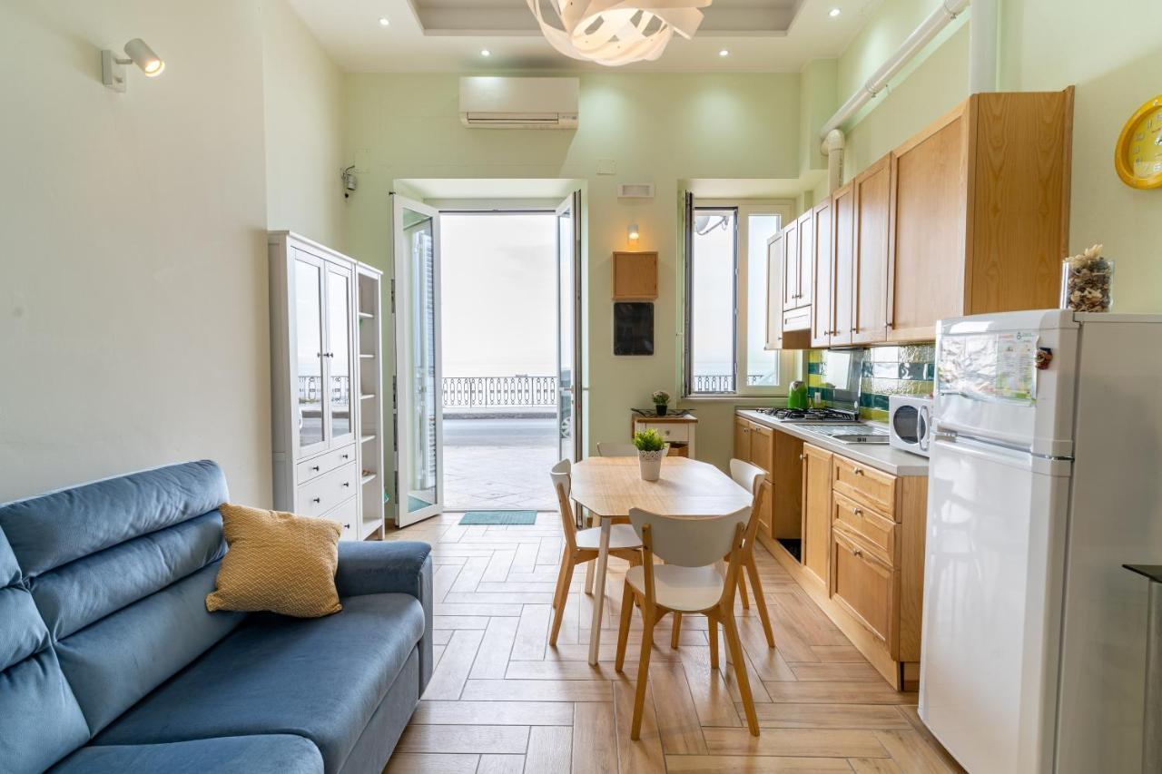 Giardini Naxos Lovely Flat In Front Of The Beach Bagian luar foto