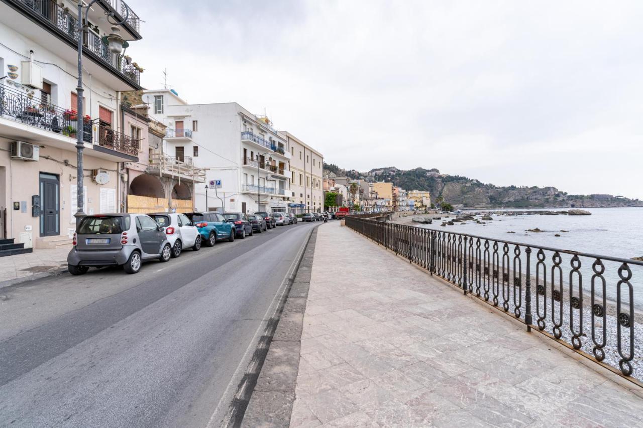 Giardini Naxos Lovely Flat In Front Of The Beach Bagian luar foto